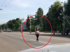Раздетая женщина прогулялась навстречу потоку машин в Воронеже