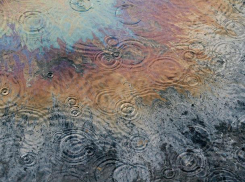 На воде Воронежского водохранилища заметили нефтяное пятно