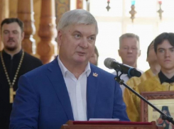 Почётный знак вручил Александр Гусев митрополиту Воронежскому и Лискинскому Сергию