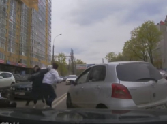 Массовая драка воронежских водителей и пассажиров попала на видео