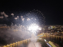 Праздничный салют феерично показали с высоты 250 метров над Воронежем