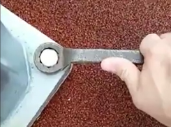 Опасность миновала: раскачивающийся над детской площадкой столб прочно угнездили в Воронеже 