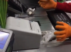  Воронежцам показали, как кассиры могут обвесить в магазине 