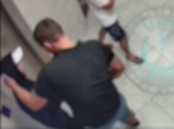 Пожал руку и двинул по носу: подлый удар попал на видео во время разборок в воронежском ЖК
