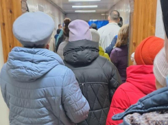 Огромную очередь на избирательном участке показали в Воронеже 