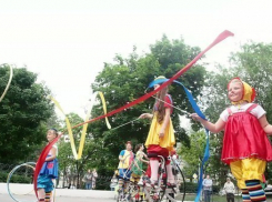 Центр Воронежа в День защиты детей превратился в арену цирка