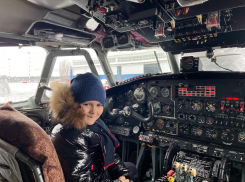 Детям, эвакуированным из Донбасса, устроили экскурсию в воронежском аэропорту