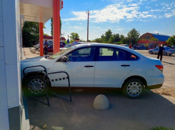 Появилось фото с места смерти водителя иномарки, который врезался в магазин в Воронежской области