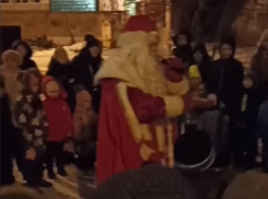 Необычное поздравление от Деда Мороза попало на видео в Воронеже 
