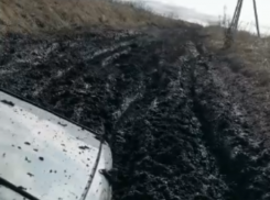Тянут машины вручную: автомобили воронежцев намертво тонут в вязком черноземе 