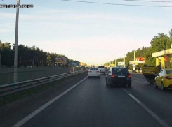 Под Воронежем напротив «Олимпика» перевернулся автомобиль такси (ВИДЕО)