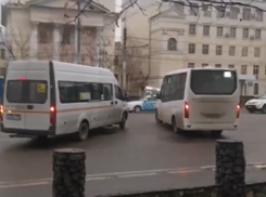 Стычка маршрутчиков: водитель перегородил дорогу коллеге и попал на видео в Воронеже 