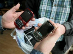 В Воронеже ученик школы воровал мобильные телефоны в раздевалке