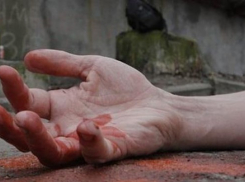 В подъезде найден труп молодого парня