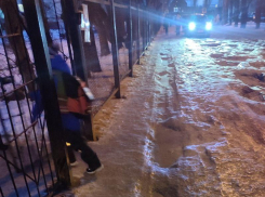 «Ребёнок может не увидеть машину»: тротуар у школы превратился в ледовую трассу для автомобилей в Воронеже