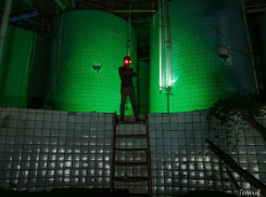 Скрывающийся под маской сталкер из Воронежа показал изнанку заброшенного винзавода 