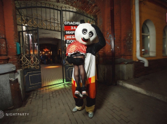 Ростовой медведь таскал девушку в чулках на плече в Воронеже