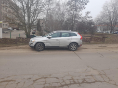 Два человека попали в больницу после столкновения Volvo с отбойником в Воронежской области