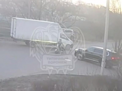 Пролезть любой ценой: авария с мотоциклистом попала на видео в Воронеже