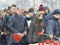 Губернатора Гусева заметили в толпе воронежцев, пришедших почтить память погибших в Кемерове 