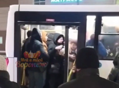 «Руки убери от меня!» – стычку между женщиной и мужчиной в автобусе засняли на видео в Воронеже