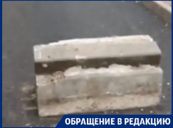 Бетонным блоком защищают от машин двор в Воронеже