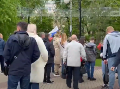 Очередь из воронежцев выстроилась к «бабушке с флагом» в Кольцовском сквере 