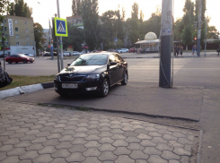 Поход в багажник устроил пешеходам водитель Skoda Octavia в Воронеже