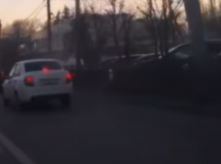 «Это у вас так принято в Воронеже?»: Илья Варламов удивился особенностям выделенных полос      