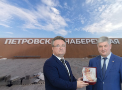 Портреты с достижениями Гусева и Кстенина предложили вывесить на скандальной конструкции у Петровской набережной