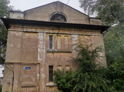 Следственный комитет начал проверку 87-летнего дома, который треснул пополам в Воронеже