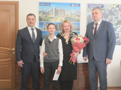 Депутаты команды ДСК поздравили сына бойца СВО с получением паспорта