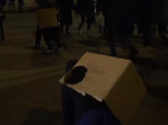 На видео сняли воронежцев, ползающих в картонных коробках по пешеходному переходу