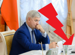 Умеренным падением рейтинга завершил октябрь воронежский губернатор Гусев