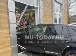 Легковушка влетела в магазин под Воронежем