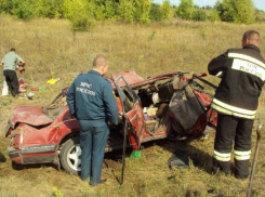 В Россошанском районе на дороге опрокинулся автомобиль «Мазда 626»