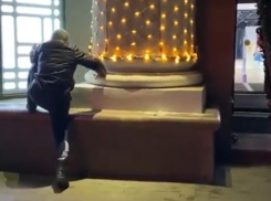 Эпичное падение и разговоры с невидимым собеседником: у воронежского ЦУМа произошло что-то странное