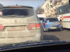 Центр Воронежа встал в «умной» пробке из-за неработающих светофоров