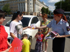 В Воронеже гаишники напомнили водителям о детях на дорогах (ФОТО)