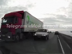В миллиметрах от смерти: появились кадры, где мужчина едва не погиб на воронежской трассе