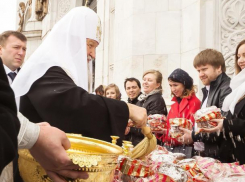 В Воронеже, в честь Пасхи, нуждающимся и детям раздали тысячи праздничных куличей
