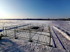 Подготовку к Крещенским купаниям показали на водохранилище в Воронеже