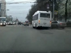 Воронежец снял на видео момент столкновения автобуса и иномарки