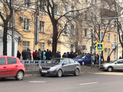 Огромные очереди образовались в Воронеже из-за повышения стоимости справки на права