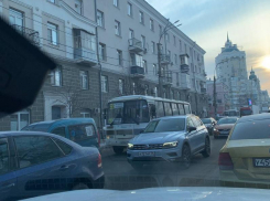 Странное раздвоение воронежского автобуса показали на фото