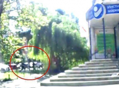 Массовая драка с прутами и арматурой в центре Воронежа попала на видео