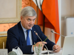 Александру Гусеву купят 300 блокнотов и невонючие кожаные папки
