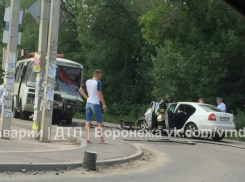 Шесть человек пострадали в ДТП с автобусом и Skoda в Воронеже