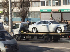 Разбитый «Rollce-Royce» на эвакуаторе вызвал бурю комментариев у воронежцев