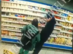 Все ради сыра: грязное дело парочки попало на видео в Воронеже